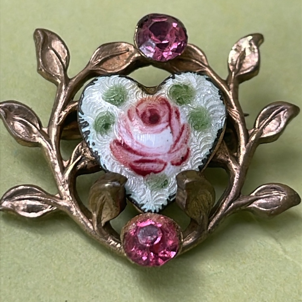 Vintage little enamel/gold brooch with floral design